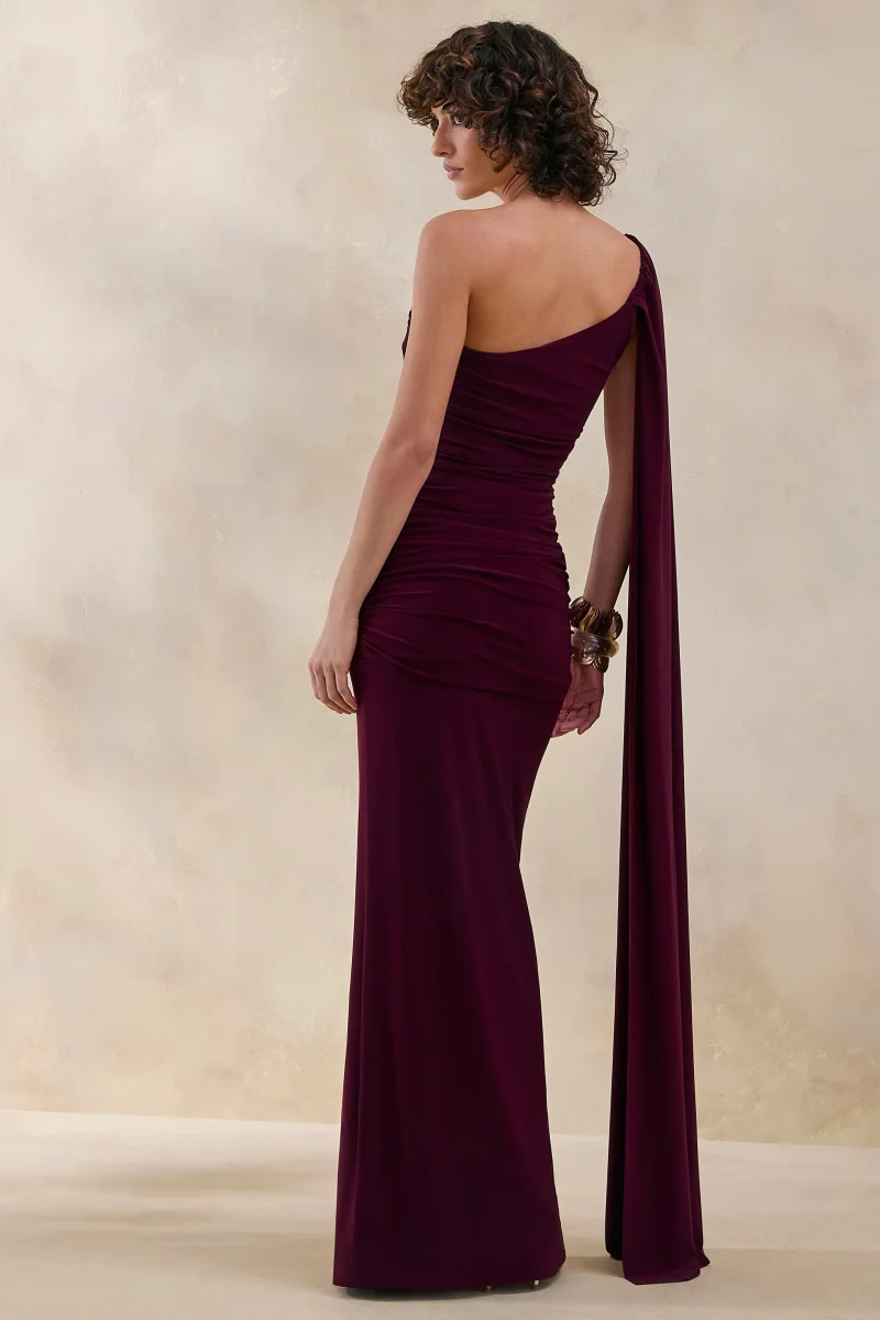 Bettine | Vestido Largo Burdeos con Escote Asimétrico y Manga Capa - Imagen 3