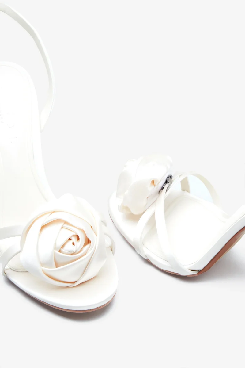 Sweet Step | Sandalias de Tacón con detalle de flor en márfil - Imagen 7