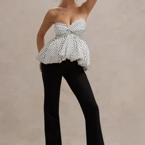 Divina | Mono strapless de lunares blancos y negros con volantes.