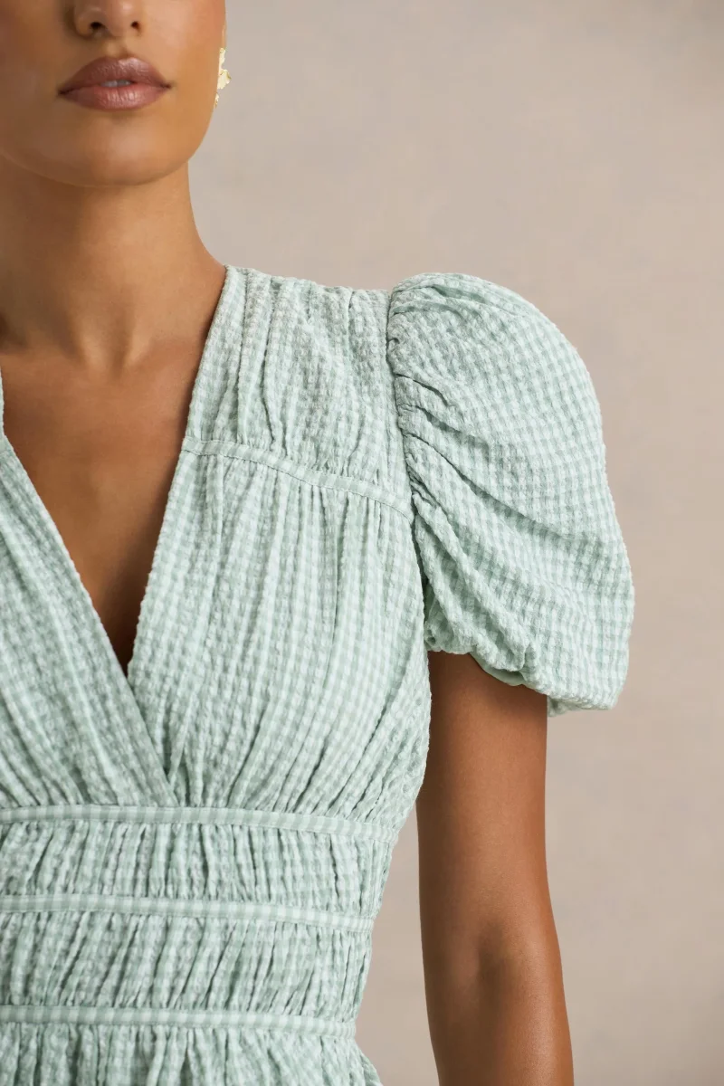 Laurelle | Vestido Corto Verde con Escote Profundo y Detalles de Volantes - Imagen 7