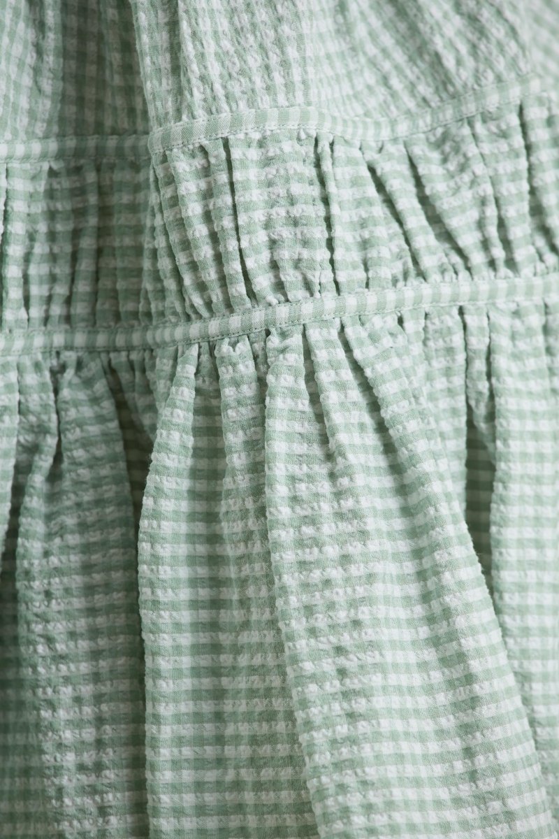 Laurelle | Vestido Corto Verde con Escote Profundo y Detalles de Volantes - Imagen 8