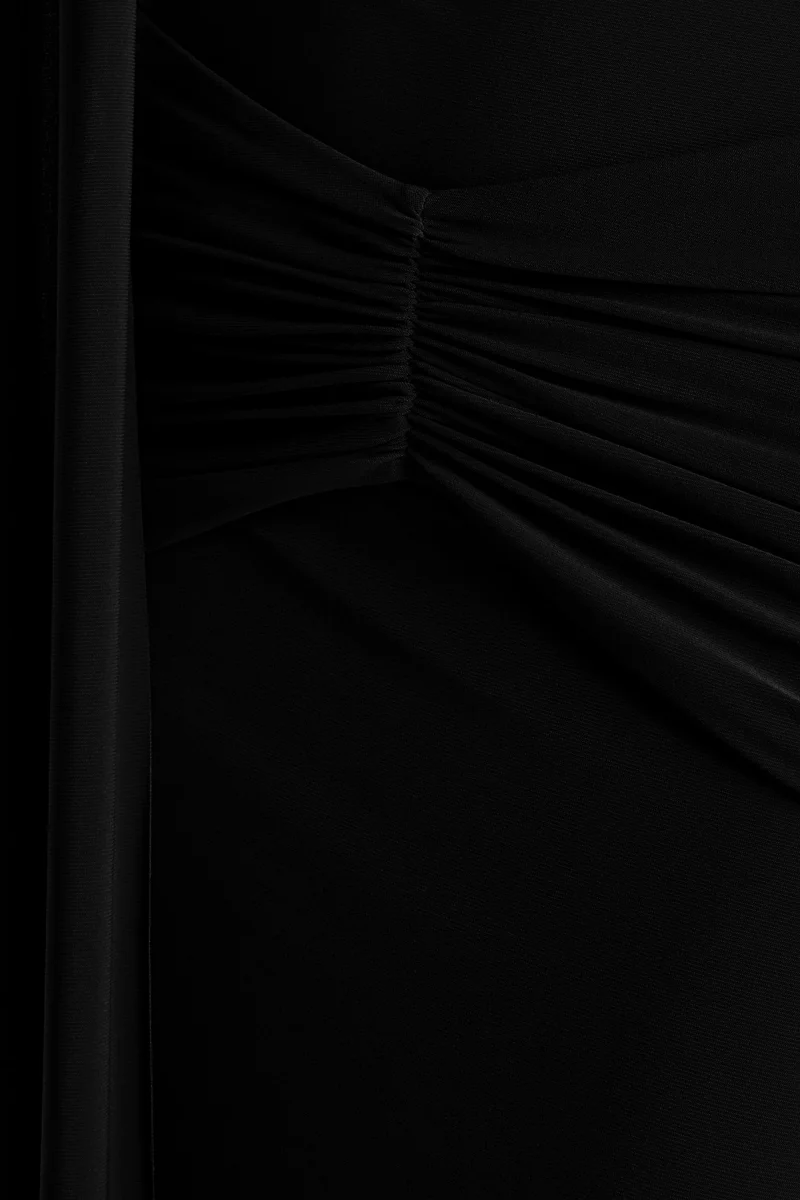 Hyla | Vestido Largo Negro con Escote Alto y Detalle de Fajín - Imagen 7